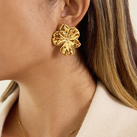 1 paire de boucles d'oreilles puces élégantes en acier inoxydable, couleur or, avec motif floral. 2