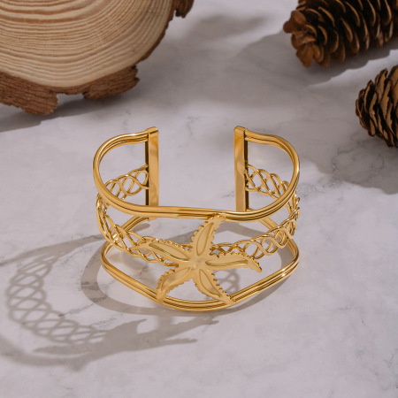 Bracelet manchette en acier inoxydable doré, étanche, orné d'un motif floral entrelacé (1 pièce).