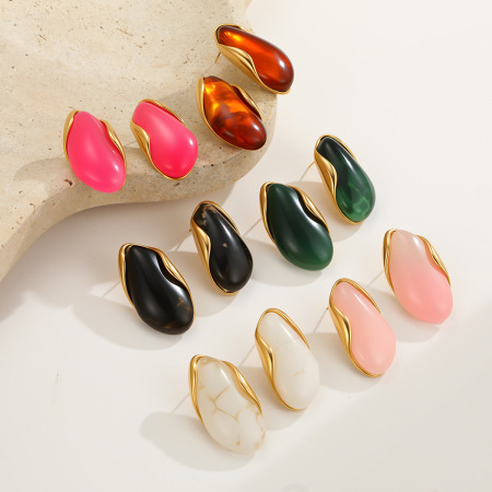 1 paire de boucles d'oreilles puces classiques et élégantes en résine dorée, forme irrégulière, en forme de goutte. 2