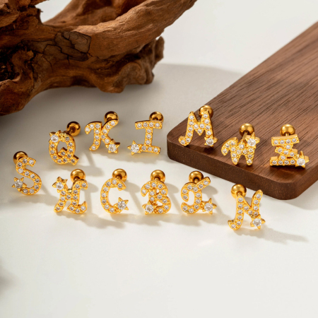 Boucles d'oreilles piercing femme style classique, en cuivre doré et zircon, avec lettres.