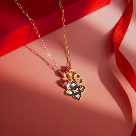 Colliers pendentifs élégants pour femmes, en acier inoxydable doré, imperméables et anti-ternissement, ornés d'un trèfle et d'un cœur brillant.