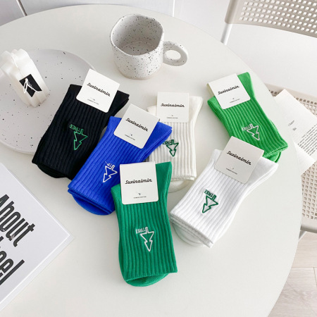 Chaussettes mi-mollet en coton à motif brodé simple et rebondissant, avec lettres de rue