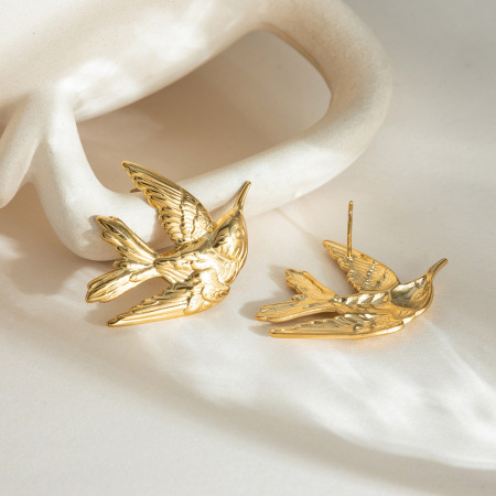 1 paire de boucles d'oreilles puces classiques en acier inoxydable, couleur or, motif hirondelle, pour femme. 2