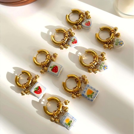 Boucles d'oreilles pendantes en céramique à motif fraise et cœur (1 paire)