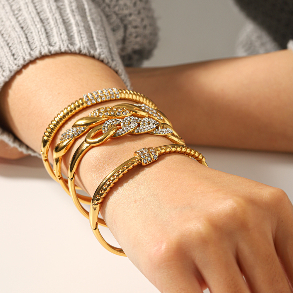 Bracelet Luxueux En Acier Inoxydable Étanche Couleur Or, Forme Torsadée, Orné De Zircon. Image4