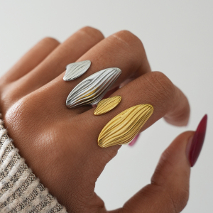 Bague Tendance En Acier Inoxydable Doré, Imperméable Et Anti-Ternissement, Avec Une Texture Martelée Et Une Forme Originale. h5 Image5