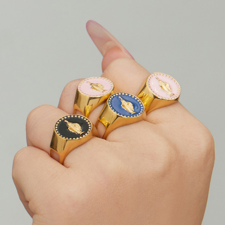 Bague chevalière élégante Madonna en acier inoxydable doré, étanche et anti-ternissement 2