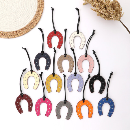 1 breloque colorée en forme de fer à cheval pour sac à main femme en PU
