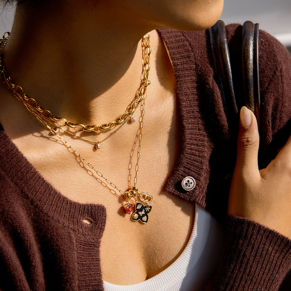 Colliers Pendentifs Élégants Pour Femmes, En Acier Inoxydable Doré, Imperméables Et Anti-Ternissement, Ornés D'Un Trèfle Et D'Un Cœur Brillant. Image3