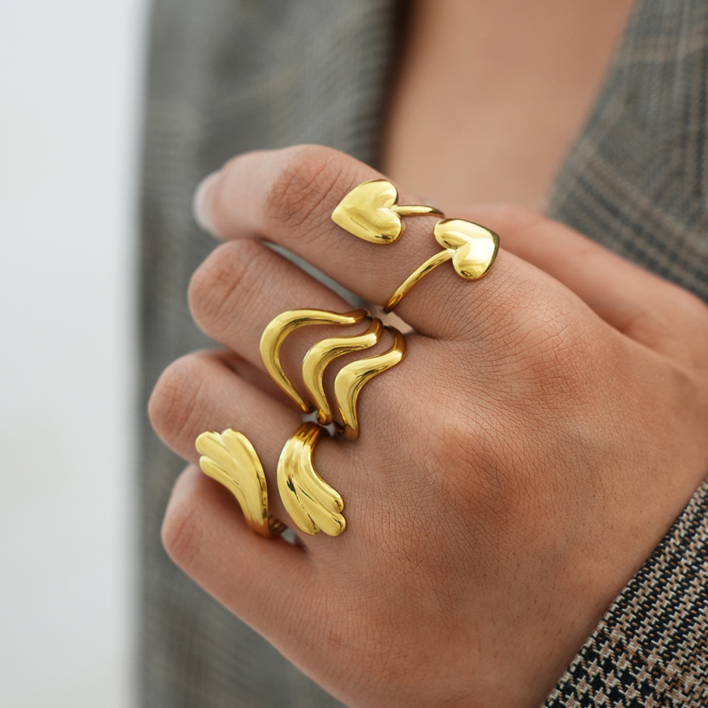 Bague Simple Et Élégante Au Quotidien, Ornée De Lignes En Forme De Cœur Irrégulières, En Acier Inoxydable Étanche Couleur Or. Image3
