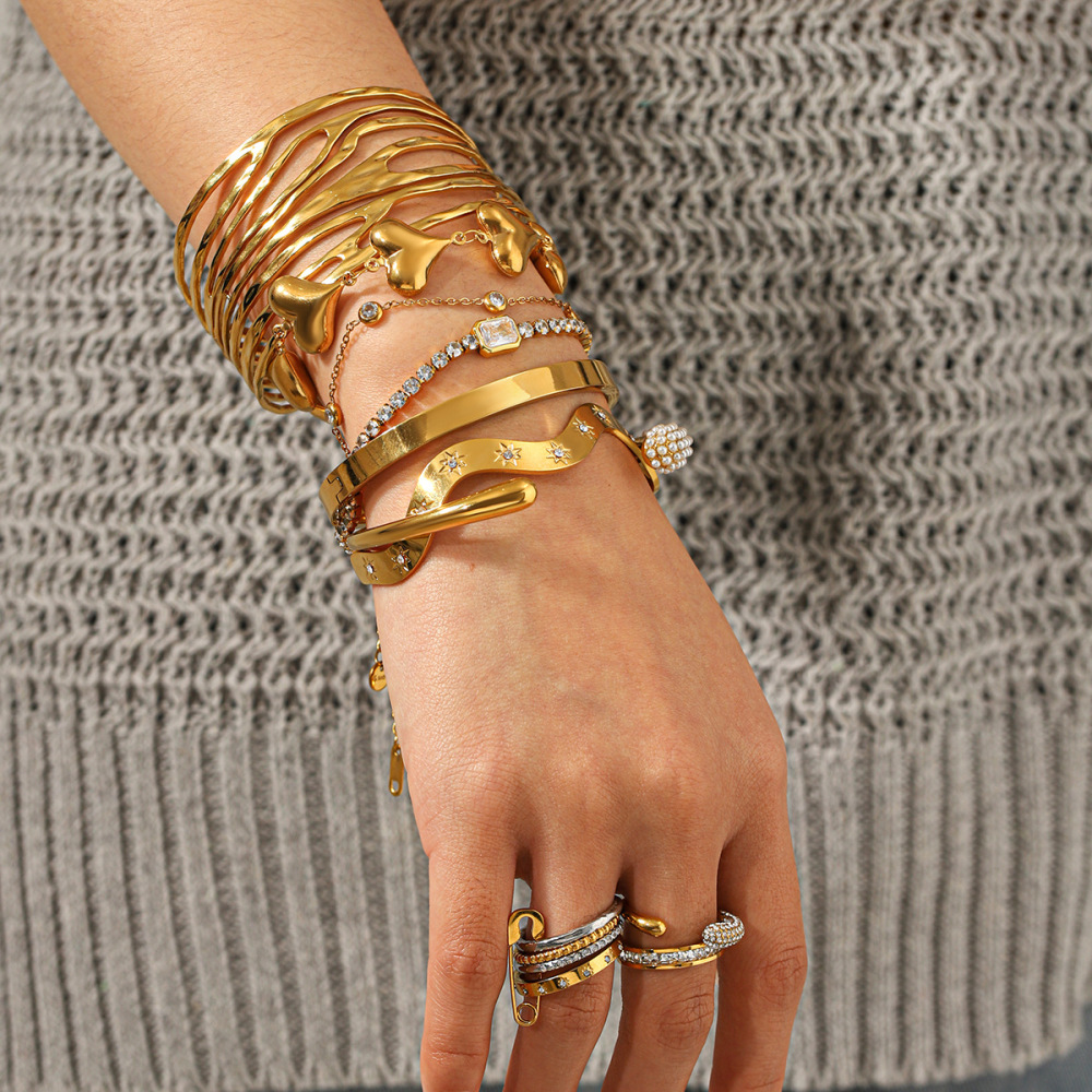 Bracelet En Acier Inoxydable Étanche Couleur Or Avec Zircon En Forme De Cœur Image4