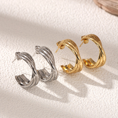 Boucles d'oreilles créoles classiques torsadées en acier inoxydable, couleur or, forme irrégulière.