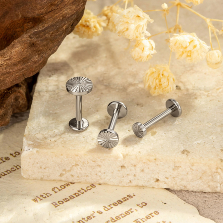 Boucles d'oreilles piercing minimalistes rondes en alliage de titane couleur or ASTM F136 pour femmes 2