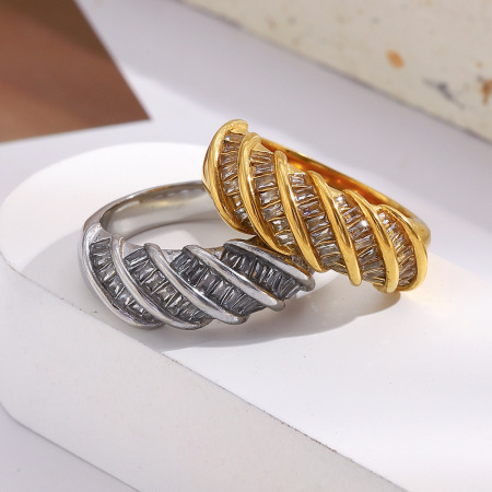 Bague imposante en acier inoxydable doré, forme déformée, étanche, ornée d'un zircon.