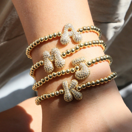 Bracelets à breloques en cuivre pour femmes, ornés de perles en forme de lettres.