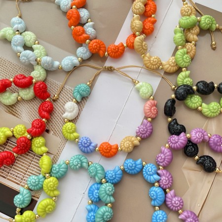 Bracelet mignon en coquillages en céramique et perles de cuivre