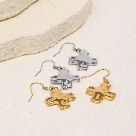 Boucles d'oreilles pendantes en acier inoxydable imperméables en forme de croix 2