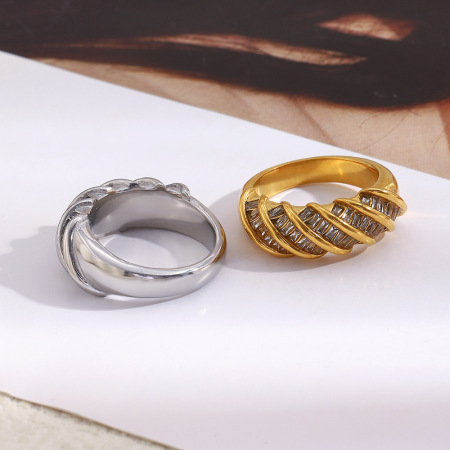 Bague imposante en acier inoxydable doré, forme déformée, étanche, ornée d'un zircon. 2