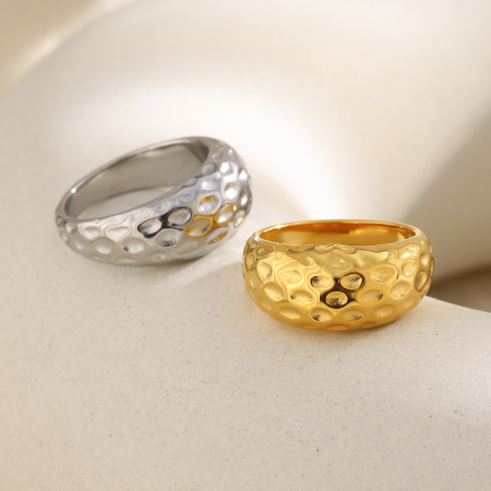 Bague tendance en acier inoxydable imperméable à motif martelé simple