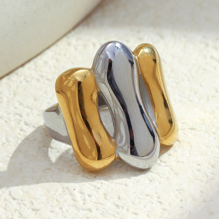 Bague imposante en acier inoxydable doré et argenté, de forme irrégulière et étanche.
