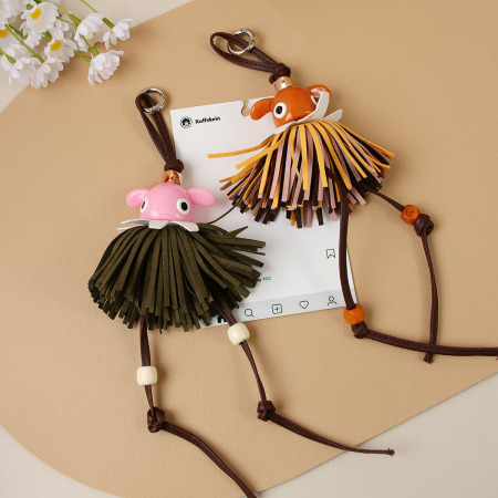 Porte-clés de sac pour femme en PU à pompon rétro de dessin animé de luxe