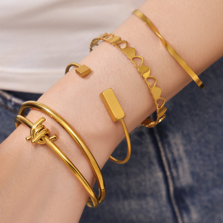 Bracelets manchettes élégants pour femmes, en acier inoxydable, imperméables et anti-ternissement, couleur or, de forme irrégulière. 2