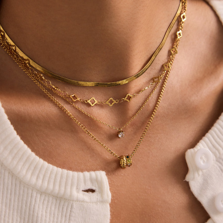 Collier pendentif discret pour femme, en acier inoxydable doré, imperméable et anti-ternissement.