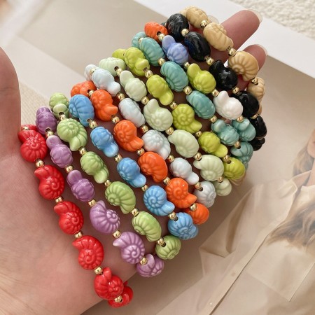 Bracelet mignon en coquillages en céramique et perles de cuivre 2