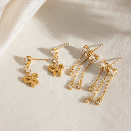 Boucles d'oreilles pendantes pour femme, ornées d'un joli nœud papillon et d'un pompon, en acier inoxydable, imperméables et anti-ternissement, avec zircon doré.