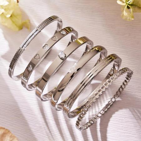 Bracelet jonc pour femme en acier inoxydable doré ajouré avec cœur en zircon étincelant, imperméable et anti-ternissement 2