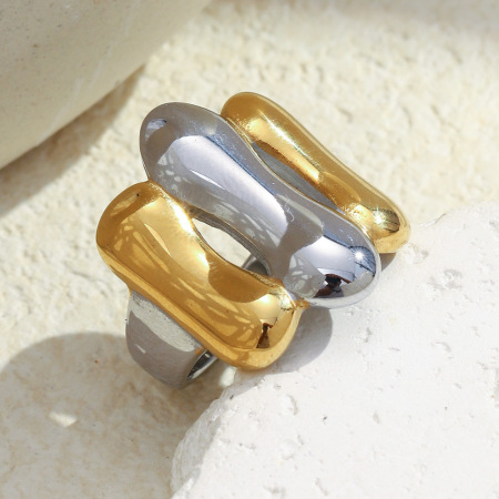 Bague imposante en acier inoxydable doré et argenté, de forme irrégulière et étanche. 2