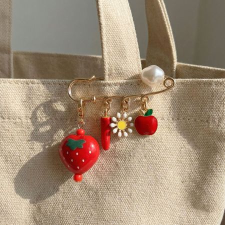 Broche mignonne en résine fraise
