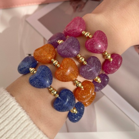 Bracelet en résine douce avec perles de cuivre en forme de cœur et perles de cuivre.