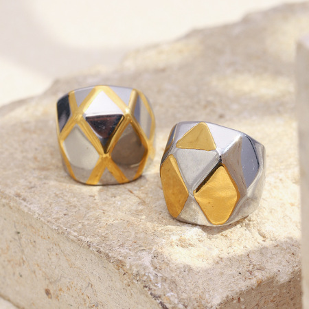 Bague imposante en acier inoxydable doré et argenté, de forme sphérique tridimensionnelle et étanche.