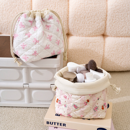 Trousse à maquillage à fermeture à sangle et motif floral doux