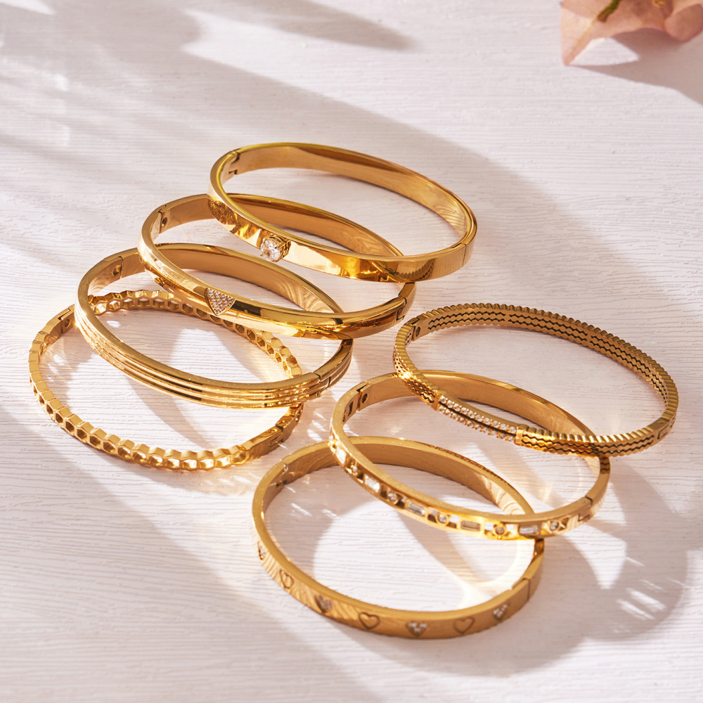 Bracelet Jonc Pour Femme En Acier Inoxydable Doré Ajouré Avec Cœur En Zircon Étincelant, Imperméable Et Anti-Ternissement Image5