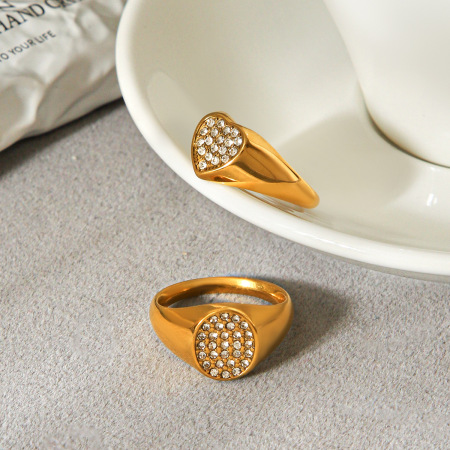 Bague en acier inoxydable étanche en forme de cœur avec zircon doré