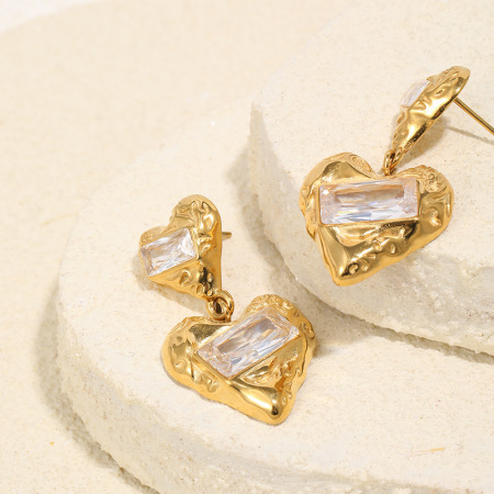 Boucles d'oreilles pendantes en acier inoxydable imperméable avec zircon doré en forme de cœur 2