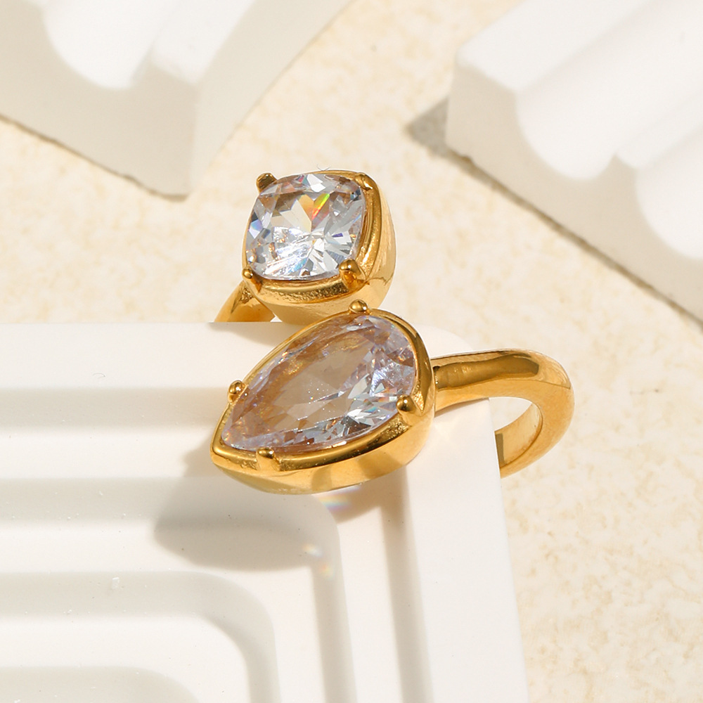 Bague Simple Et Étanche En Acier Inoxydable Avec Zircon Couleur Or Image3