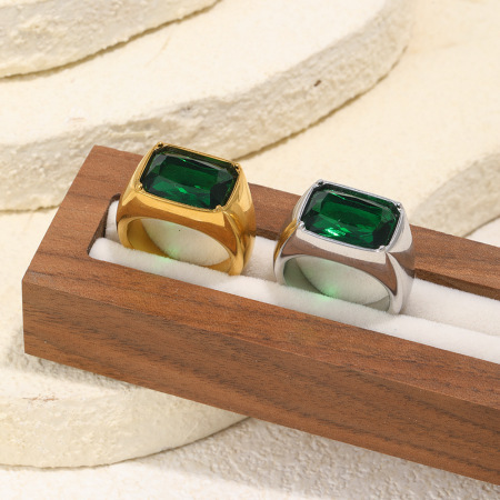 Bague carrée étanche en acier inoxydable et zircon émeraude.