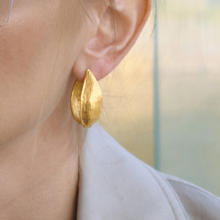 Boucles d'oreilles créoles pour femmes en acier inoxydable, imperméables et anti-ternissement, couleur or, en forme de feuille simple 2