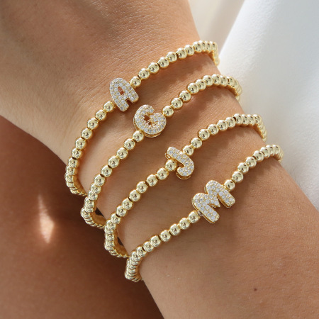 Bracelets à breloques élégants en cuivre pour femmes, ornés de perles à lettres.