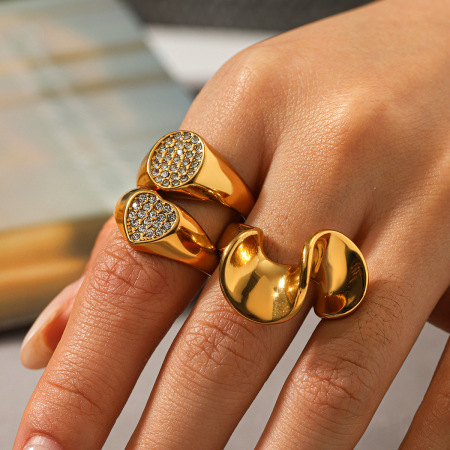 Bague en acier inoxydable étanche en forme de cœur avec zircon doré 2