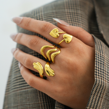 Bague simple et élégante au quotidien, ornée de lignes en forme de cœur irrégulières, en acier inoxydable étanche couleur or.