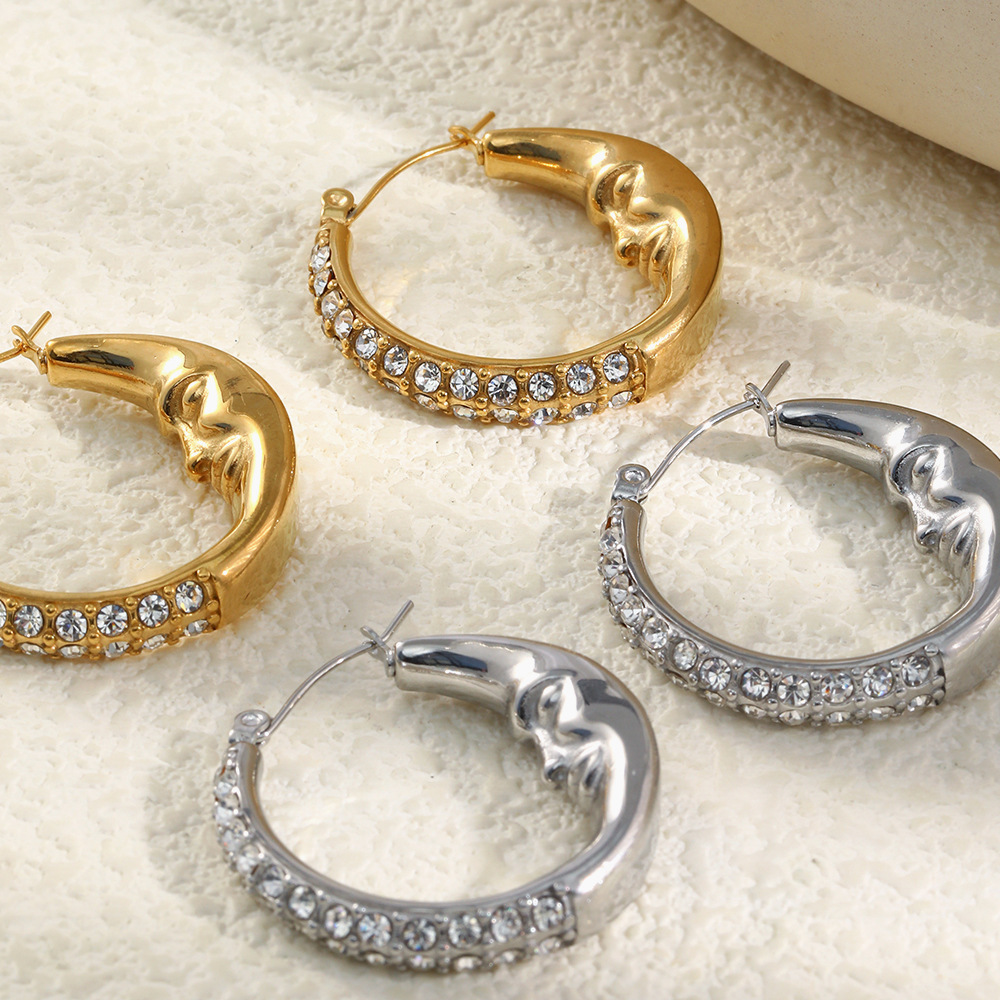 Boucles D'Oreilles Créoles En Acier Inoxydable Imperméable Avec Motif Visage Et Zircon Doré Image3