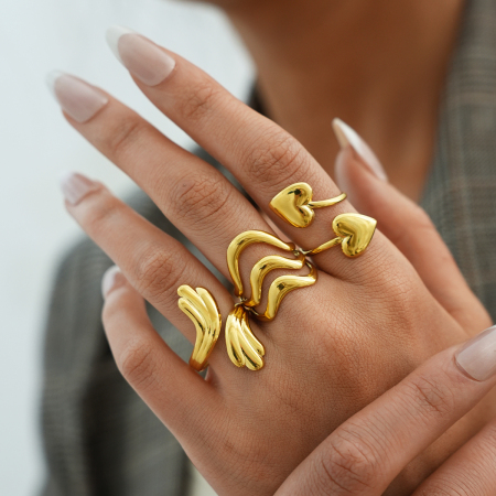 Bague simple et élégante au quotidien, ornée de lignes en forme de cœur irrégulières, en acier inoxydable étanche couleur or. 2