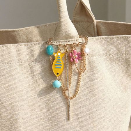 Broche mignonne en alliage en forme de poisson