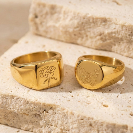 Bague chevalière en acier inoxydable rainuré, ornée d'une fleur et d'un papillon, étanche et anti-ternissement, couleur or. 2