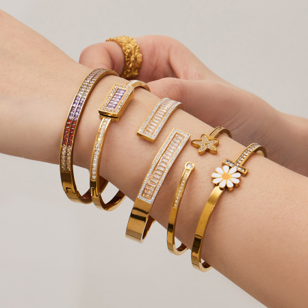Bracelet jonc pour femme en acier inoxydable doré, imperméable et anti-ternissement, orné de zircons rectangulaires délicats 2