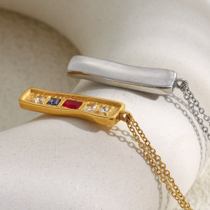 Collier Pendentif Rétro En Acier Inoxydable Étanche Couleur Or Et Zircon h5 Image5